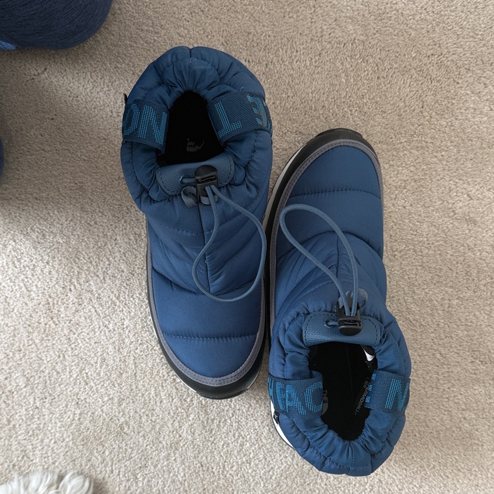 The North Face Kids Thermoball pull on Insulated Boots - Picture 3 of 4